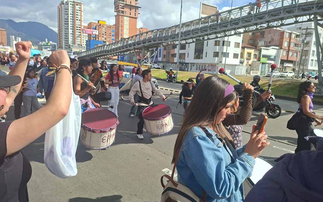 GRITAR PARA EXISTIR: LAS NIÑAS DE ‘RESISTENCIA CHIQUITA’ Y LAS MADRES QUE MARCHAN PARA ROMPER EL SILENCIO EN COLOMBIA.
